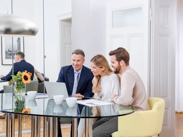 Beratungsszene Immobilienfinanzierung Paar und Finanzierungsberater