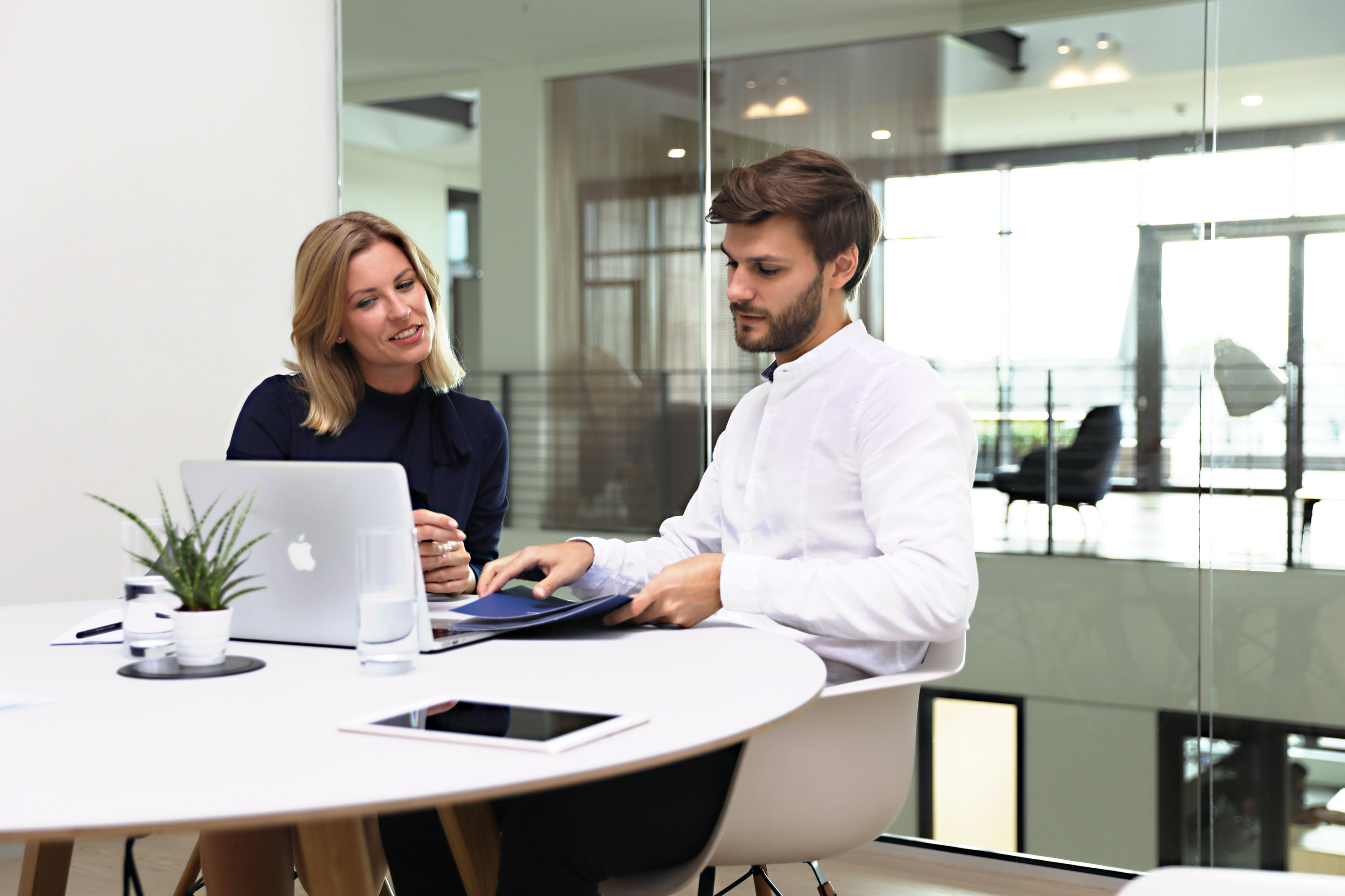 Business Personen am Laptop Hüttig & Rompf