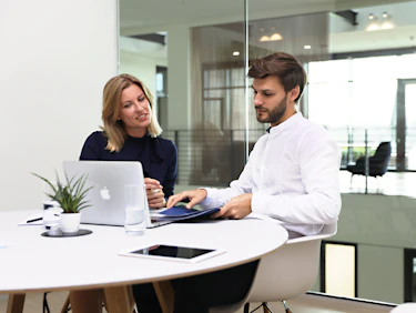 Business Personen am Laptop Hüttig & Rompf