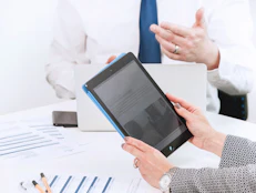 Hände Nahaufnahme Tablet Presse-Kit Huettig & Rompf