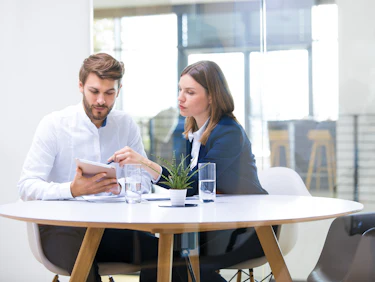 Kollegen Tablet Tisch
