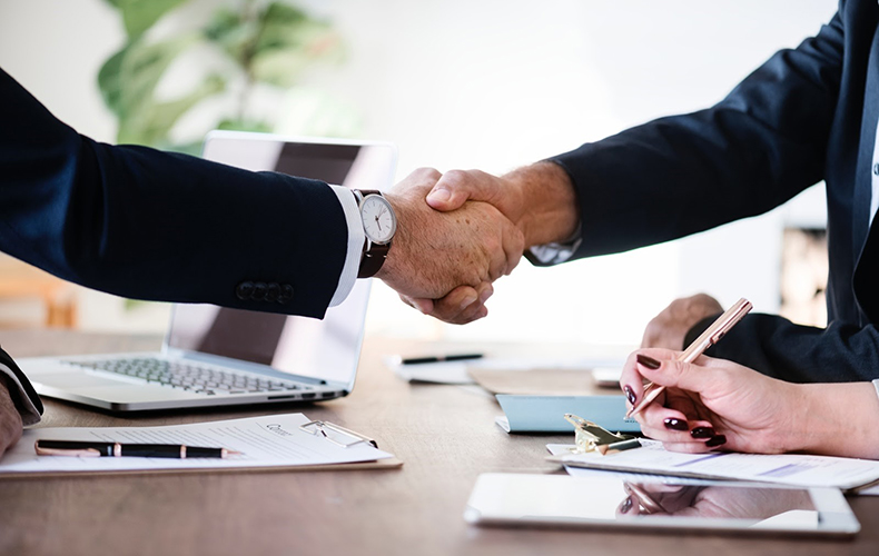 Nahaufnahme Handschlag persönliche Beratung