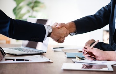 Nahaufnahme Handschlag persönliche Beratung