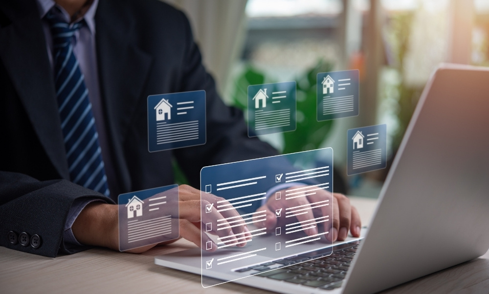 Nahaufnahme Hände am Laptop 