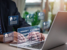 Nahaufnahme Hände am Laptop