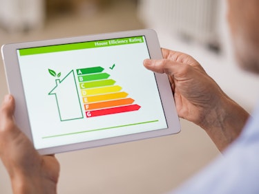 Nahaufnahme Laptop Hände Hauseffizienz Sanierung